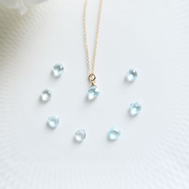 自分に必要なものやチャンスを引き寄せる石　スカイブルートパーズのネックレス  11月誕生石