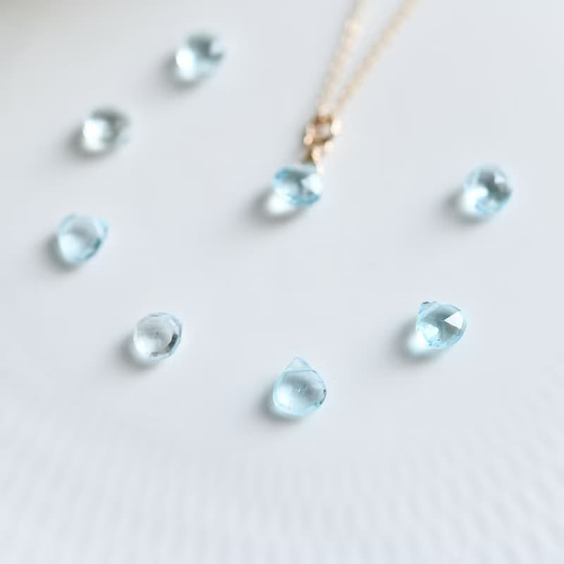 自分に必要なものやチャンスを引き寄せる石　スカイブルートパーズのネックレス  11月誕生石