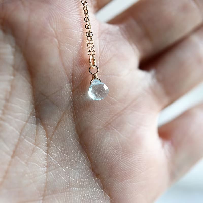 自分に必要なものやチャンスを引き寄せる石　スカイブルートパーズのネックレス  11月誕生石