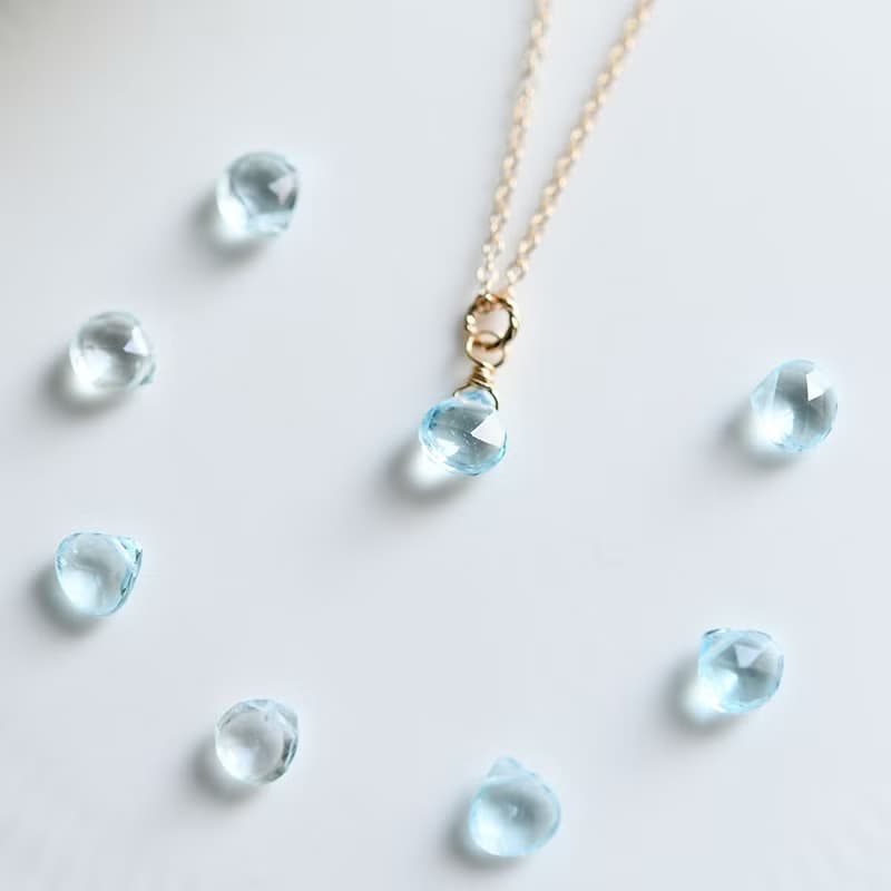 自分に必要なものやチャンスを引き寄せる石　スカイブルートパーズのネックレス  11月誕生石