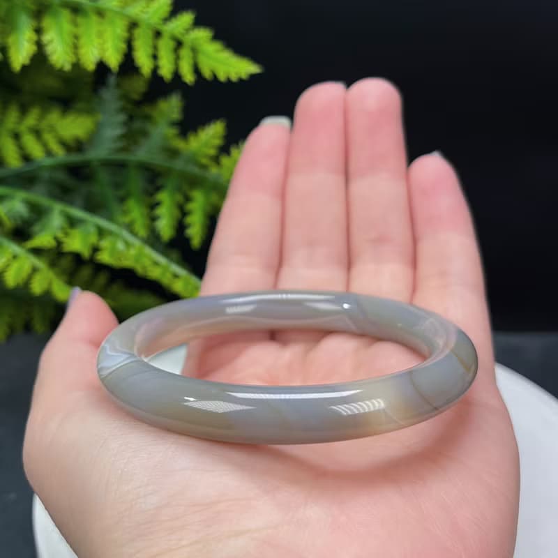 棕灰瑪瑙手鐲 56MM 冰潤漸變起光 飄花圓條 玉髓手環 減少負能量