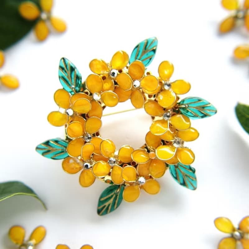 】金木犀のリースのブローチ　秋の花
