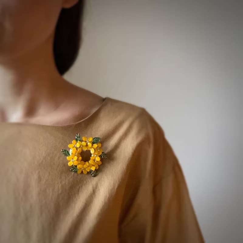 】金木犀のリースのブローチ　秋の花