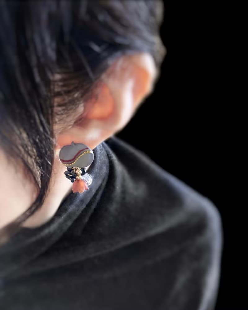 グレー 空見る鳥と輝く林檎のイヤリング/ピアス