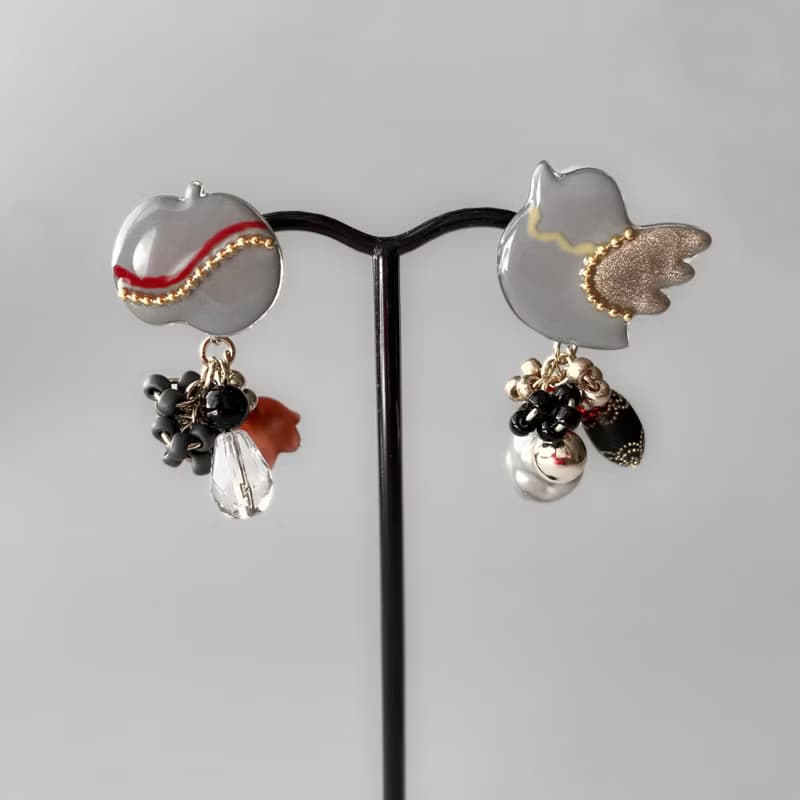 グレー 空見る鳥と輝く林檎のイヤリング/ピアス