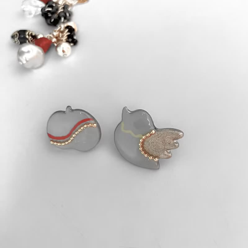 グレー 空見る鳥と輝く林檎のイヤリング/ピアス