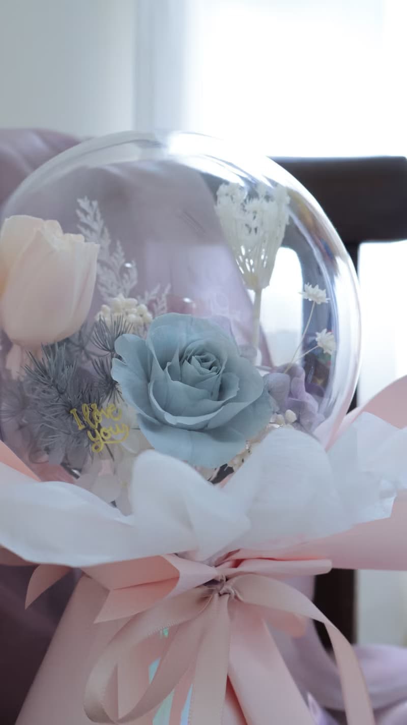粉藍色系鬱金香波波球永生花束