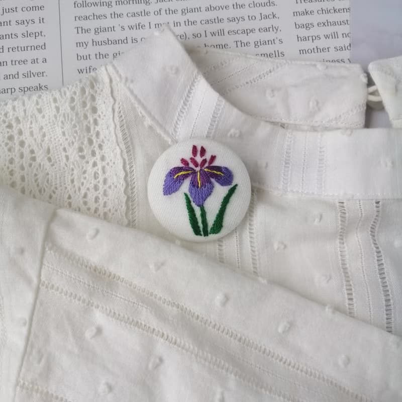 紫あやめ花菖蒲の刺繍ブローチ