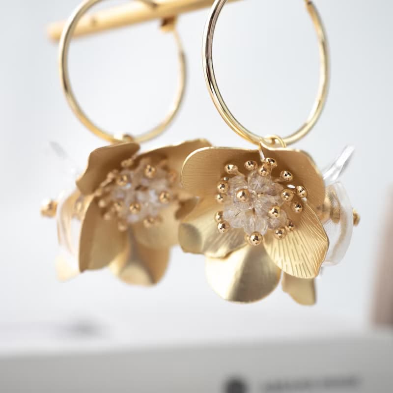 シャンパンゴールドフラワーフーケ　大ぶりイヤリング(ピアス)