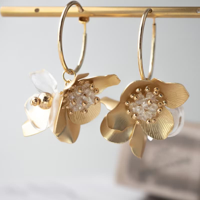 シャンパンゴールドフラワーフーケ　大ぶりイヤリング(ピアス)