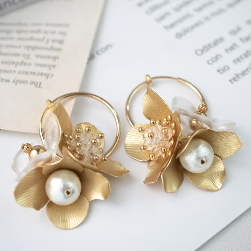 シャンパンゴールドフラワーフーケ　大ぶりイヤリング(ピアス)