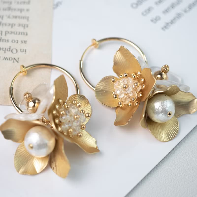 シャンパンゴールドフラワーフーケ　大ぶりイヤリング(ピアス)