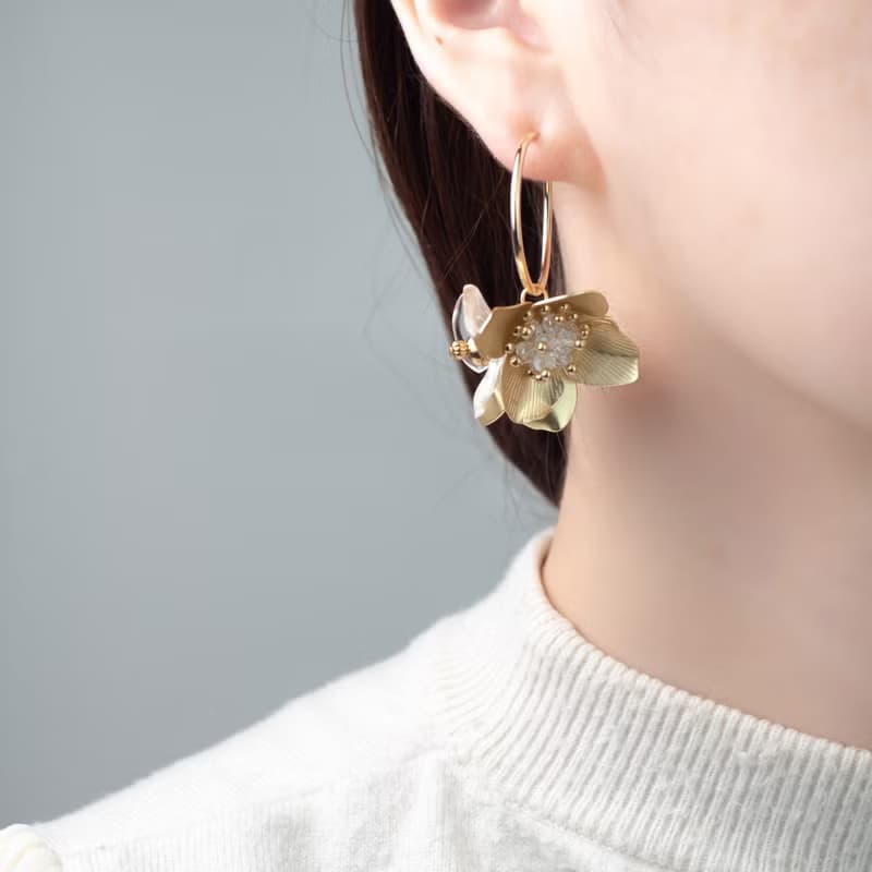 シャンパンゴールドフラワーフーケ　大ぶりイヤリング(ピアス)