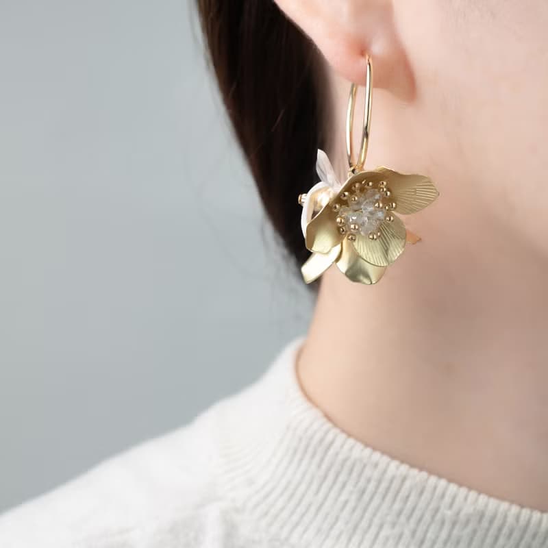 シャンパンゴールドフラワーフーケ　大ぶりイヤリング(ピアス)
