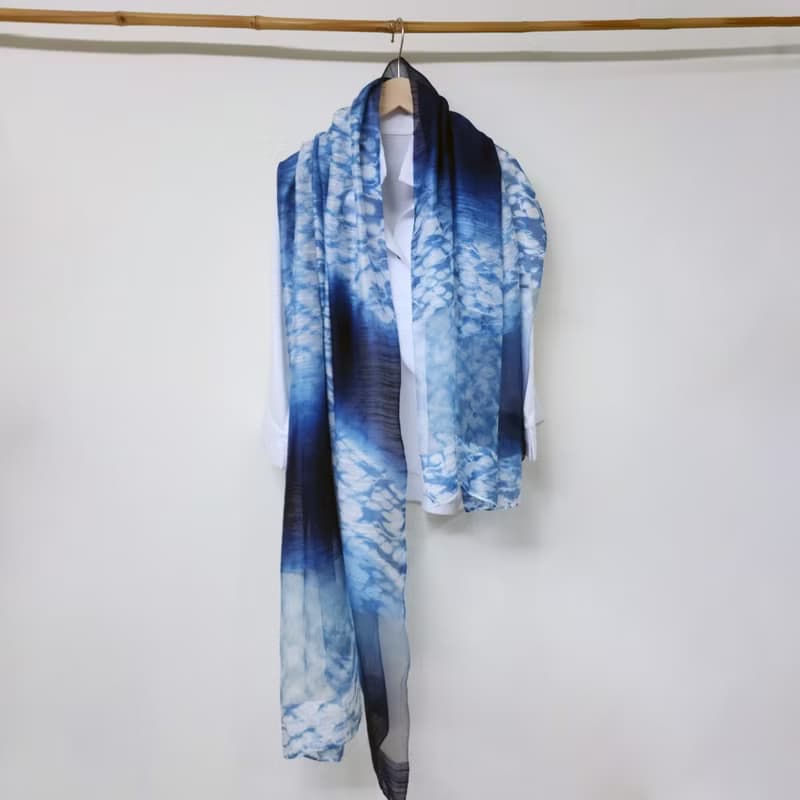 (預購)藍染-溪底裡的石頭絲毛圍巾(植物手染)