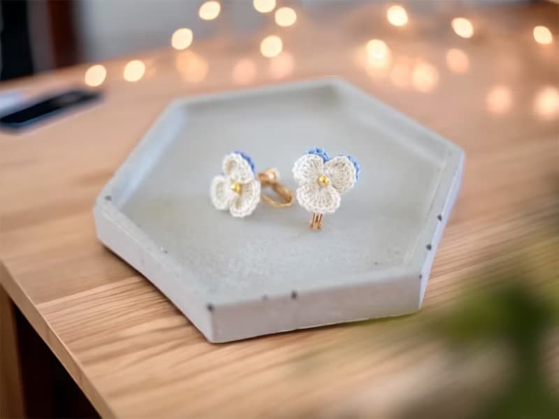 手鉤花耳夾。菫