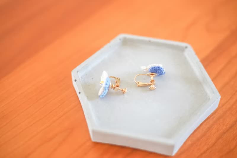 手鉤花耳夾。菫