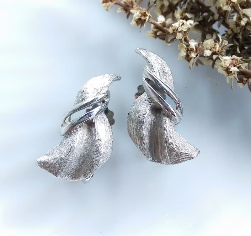 Vintage Jewelry 西洋古董飾品 銀色調 對稱 裙擺 夾式耳環