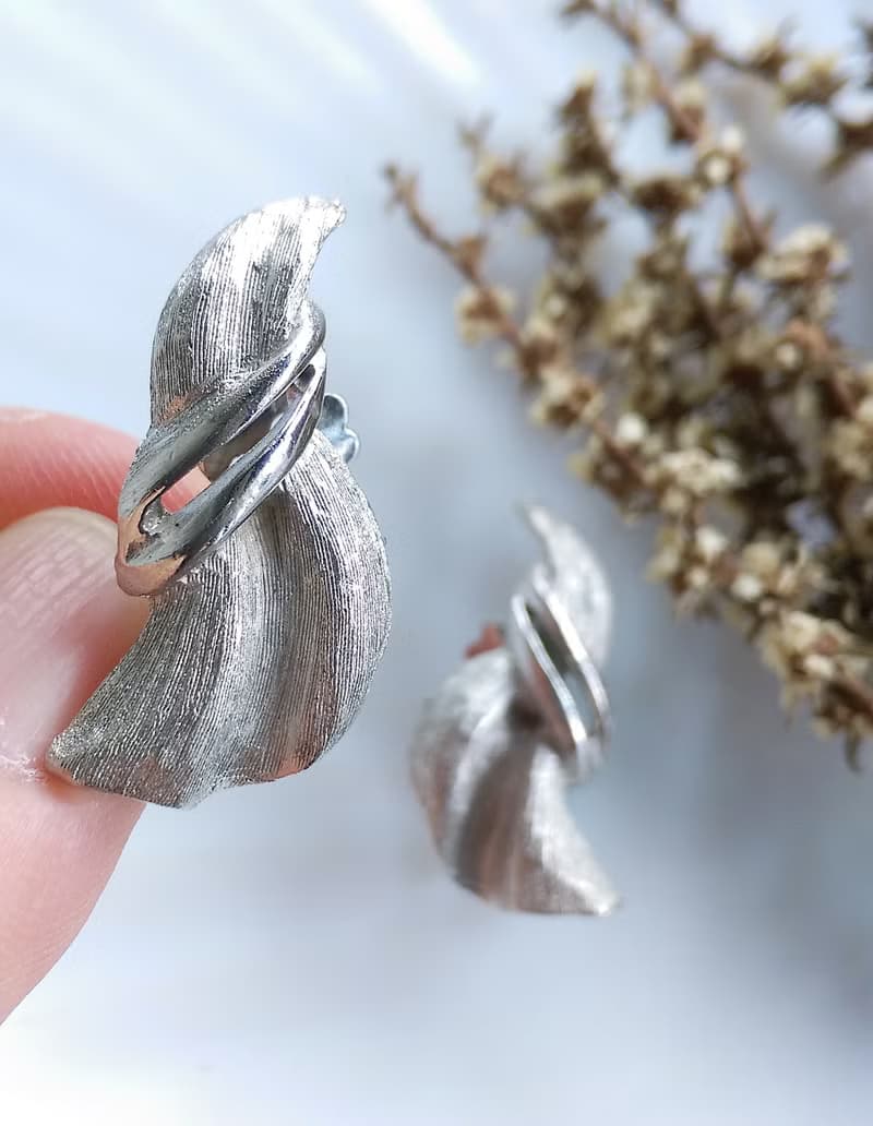 Vintage Jewelry 西洋古董飾品 銀色調 對稱 裙擺 夾式耳環