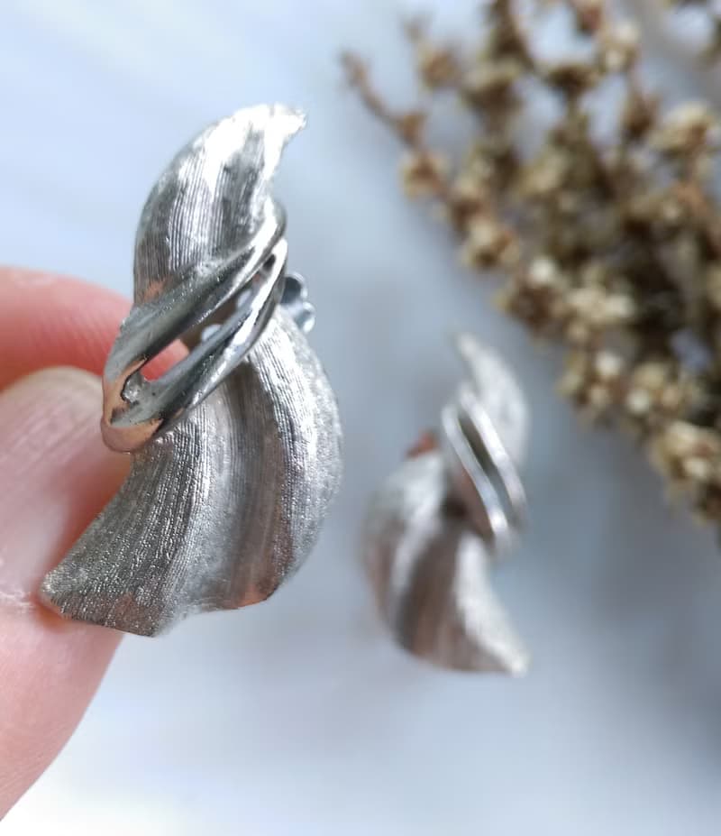 Vintage Jewelry 西洋古董飾品 銀色調 對稱 裙擺 夾式耳環