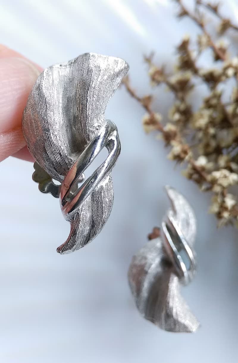 Vintage Jewelry 西洋古董飾品 銀色調 對稱 裙擺 夾式耳環