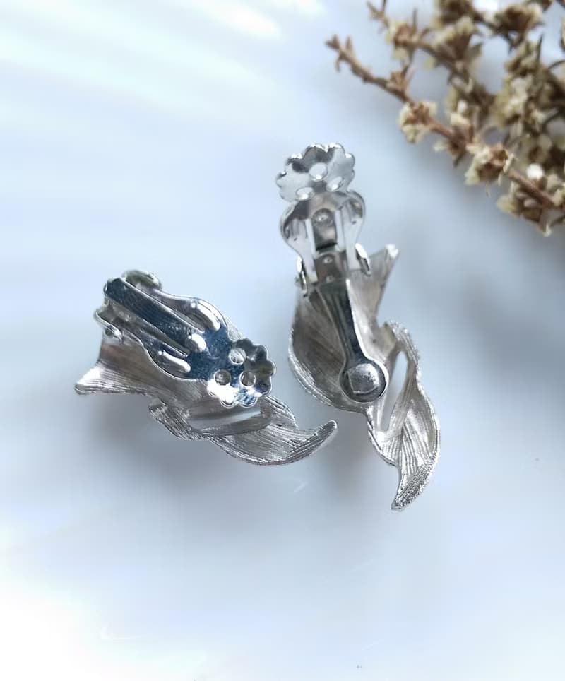Vintage Jewelry 西洋古董飾品 銀色調 對稱 裙擺 夾式耳環