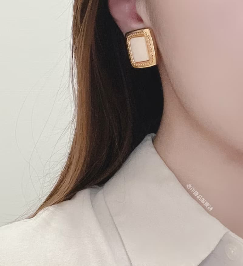 Monet 莫奈 方塊奶油餅乾無痛耳夾