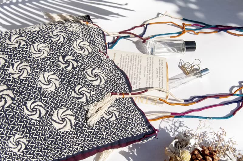手縫純棉布斜背包/刺繡側背包/刺繡肩背包/indigo手縫藍染包-幾何