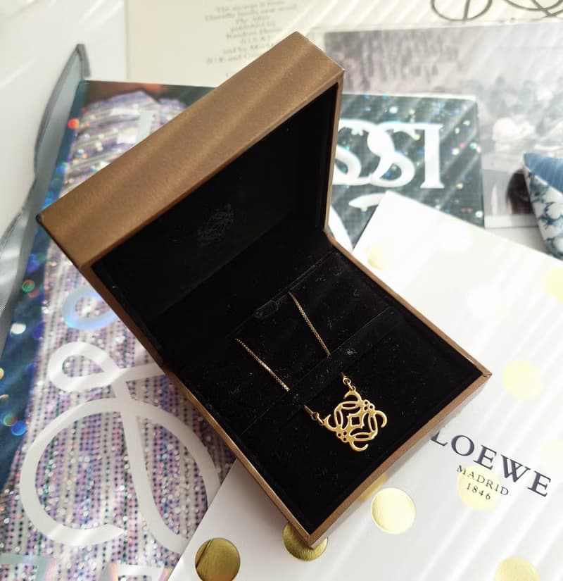 中古美品 附盒 loewe anagram 小logo 鎖骨鏈頸鏈 項鍊 項鏈 頸鏈