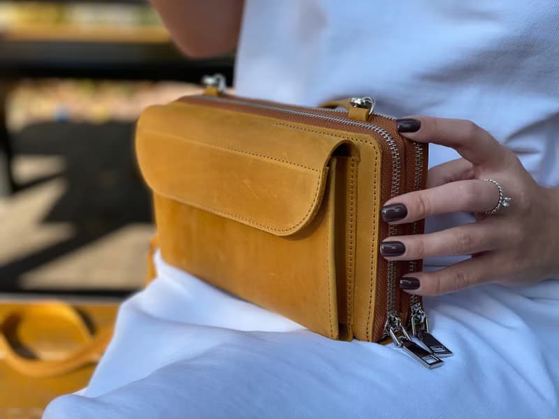 附口袋皮革斜背包適用於 iPhone 11/ 12/ 13/ 14/ 15/ 16/ Pro