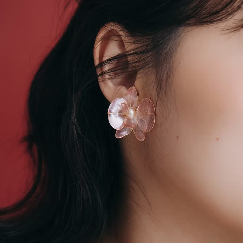 【蝴蝶蘭-櫻花粉】貼耳耳環 | 水晶花飾品 | 新娘飾品 | 交換禮物
