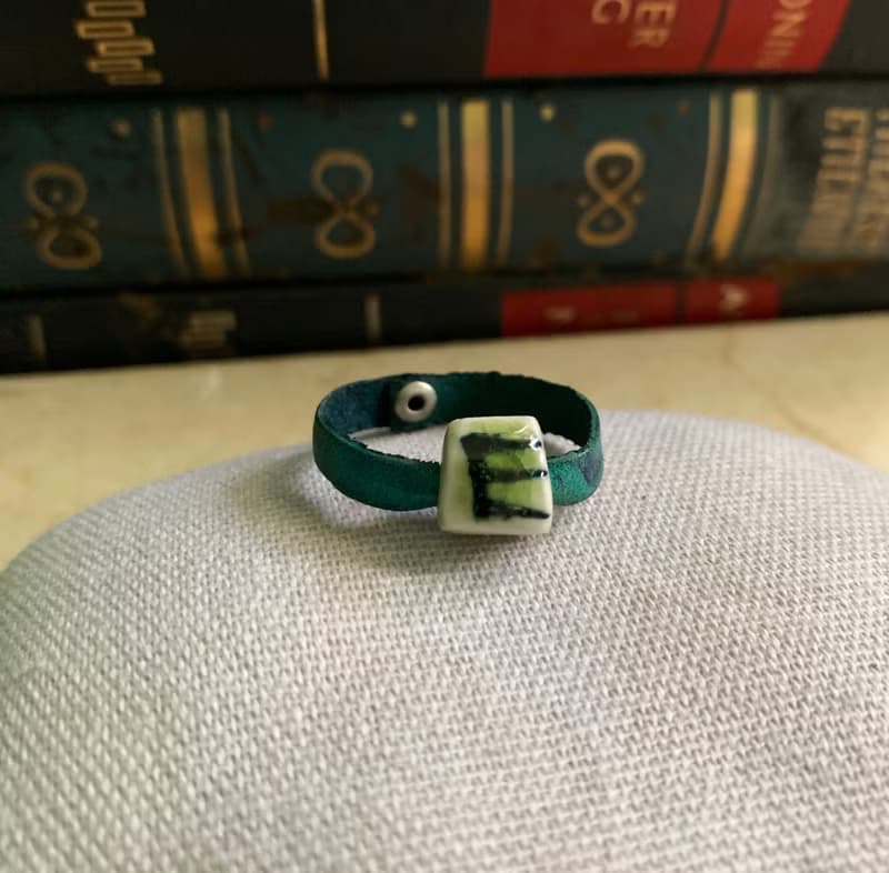 戒指 日本白瓷 自然釉色 無限看不膩色調 真皮革 字母系列