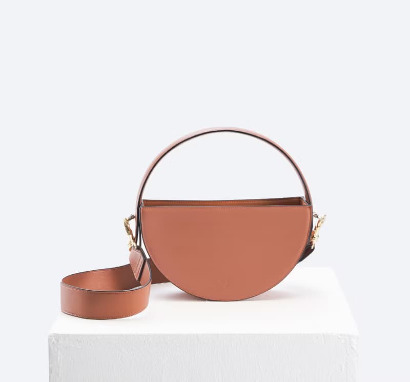 The ONE Bag 素皮革圓包 手拿包 斜背包 側背包 淺棕色 x 棕色