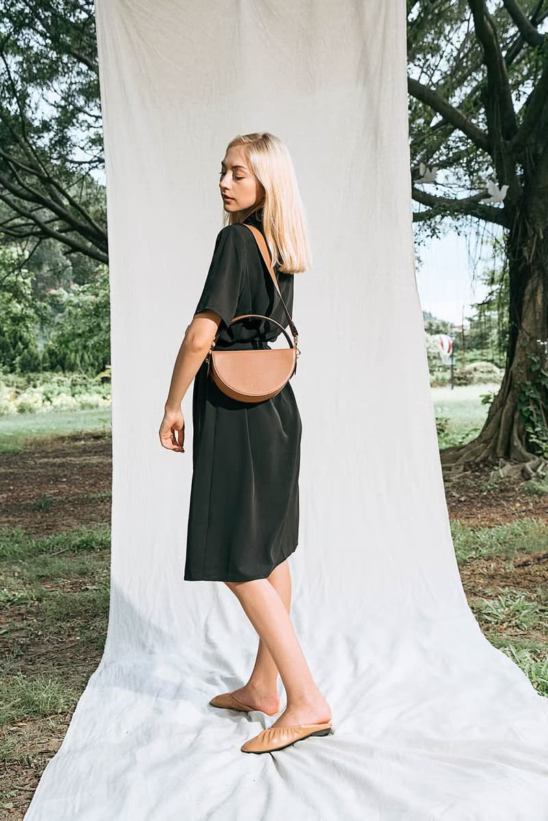 The ONE Bag 素皮革圓包 手拿包 斜背包 側背包 淺棕色 x 棕色