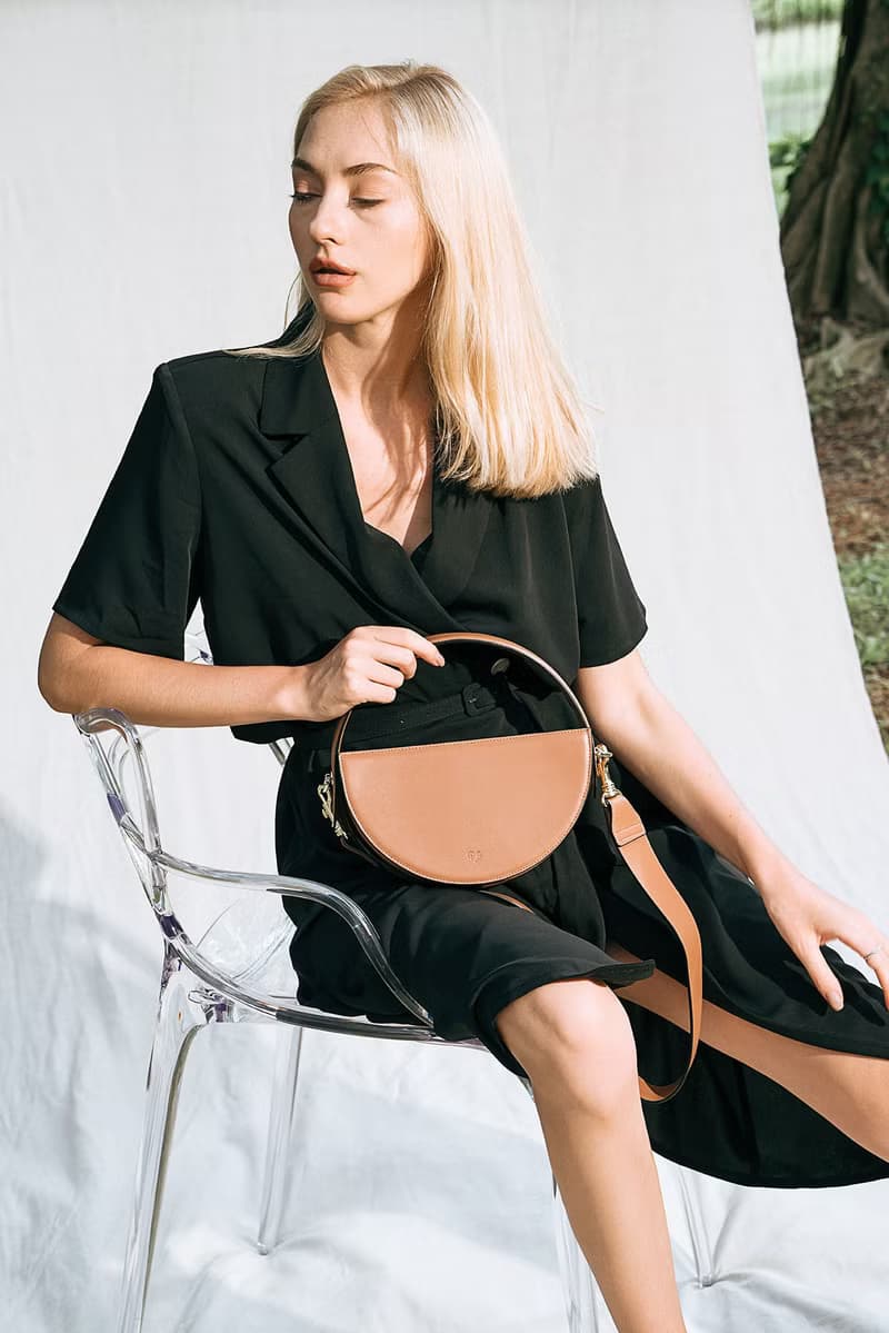 The ONE Bag 素皮革圓包 手拿包 斜背包 側背包 淺棕色 x 棕色