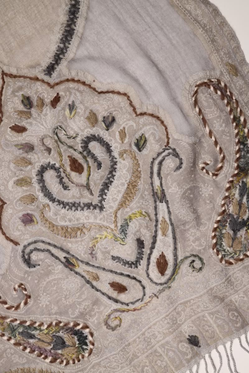 【母親節禮物】喀什米爾水煮羊毛手工刺繡圍巾披肩燕麥奶灰色薄紗