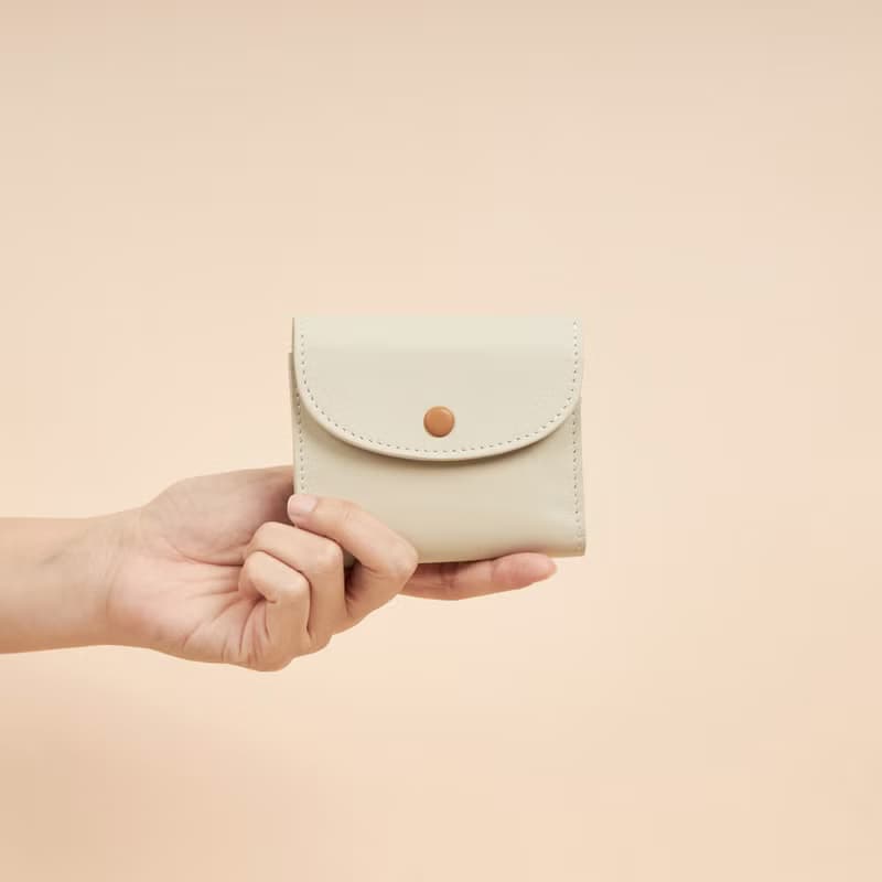TRIFOLD leather wallet in Cream-tan