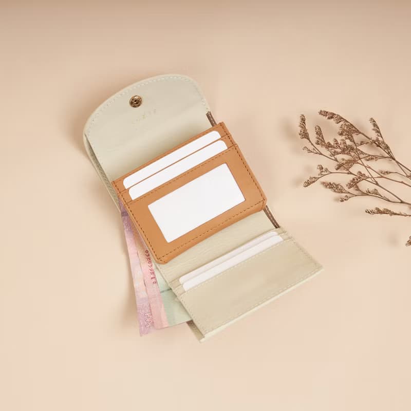 TRIFOLD leather wallet in Cream-tan