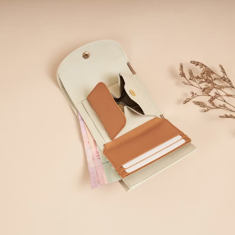 TRIFOLD leather wallet in Cream-tan
