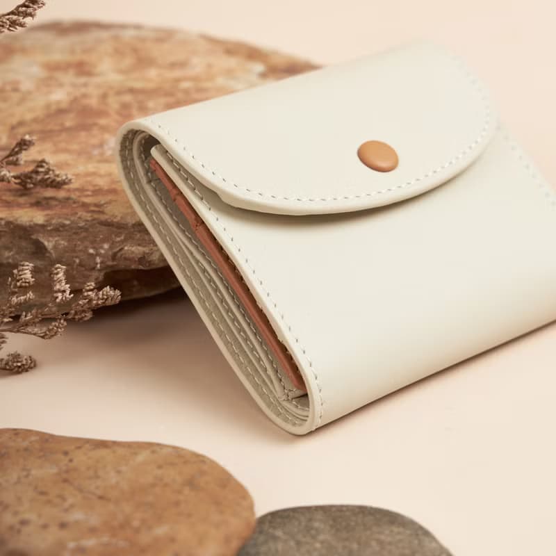 TRIFOLD leather wallet in Cream-tan