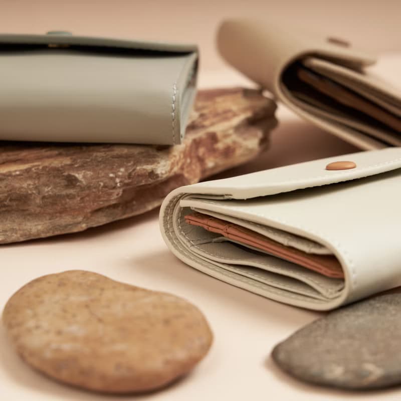 TRIFOLD leather wallet in Cream-tan