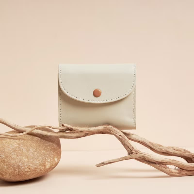 TRIFOLD leather wallet in Cream-tan