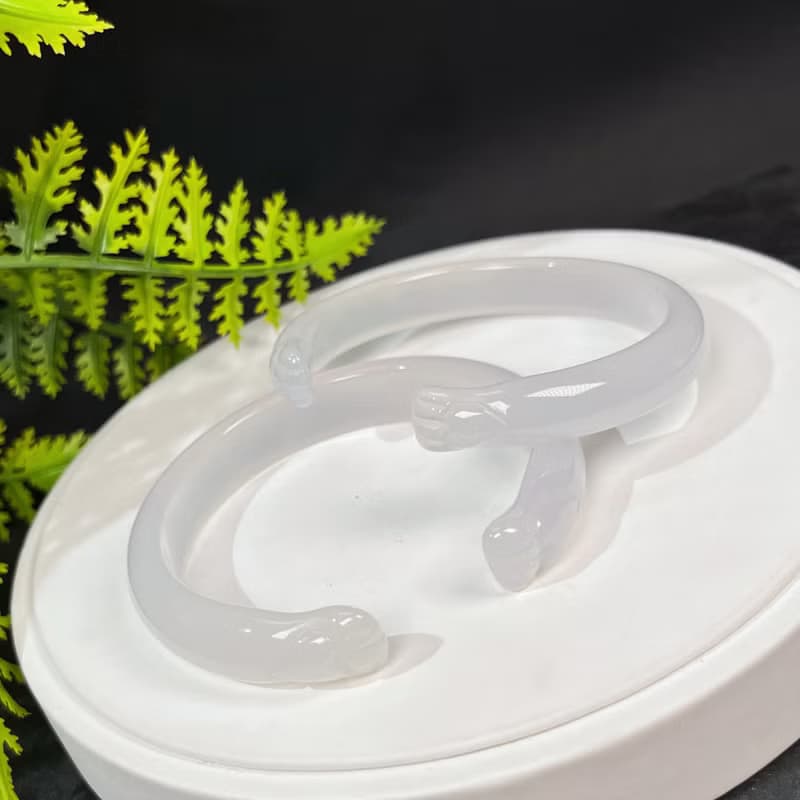 冰潤白瑪瑙貓爪手鐲58+MM 開口鐲起光玉髓手環 清新細膩 皓白如凡