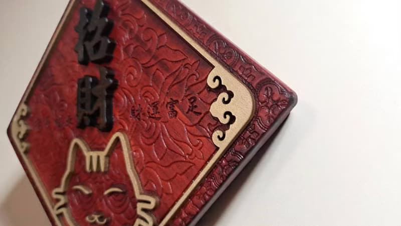 招財 - 貓咪雕花掛飾 // 安心出貨