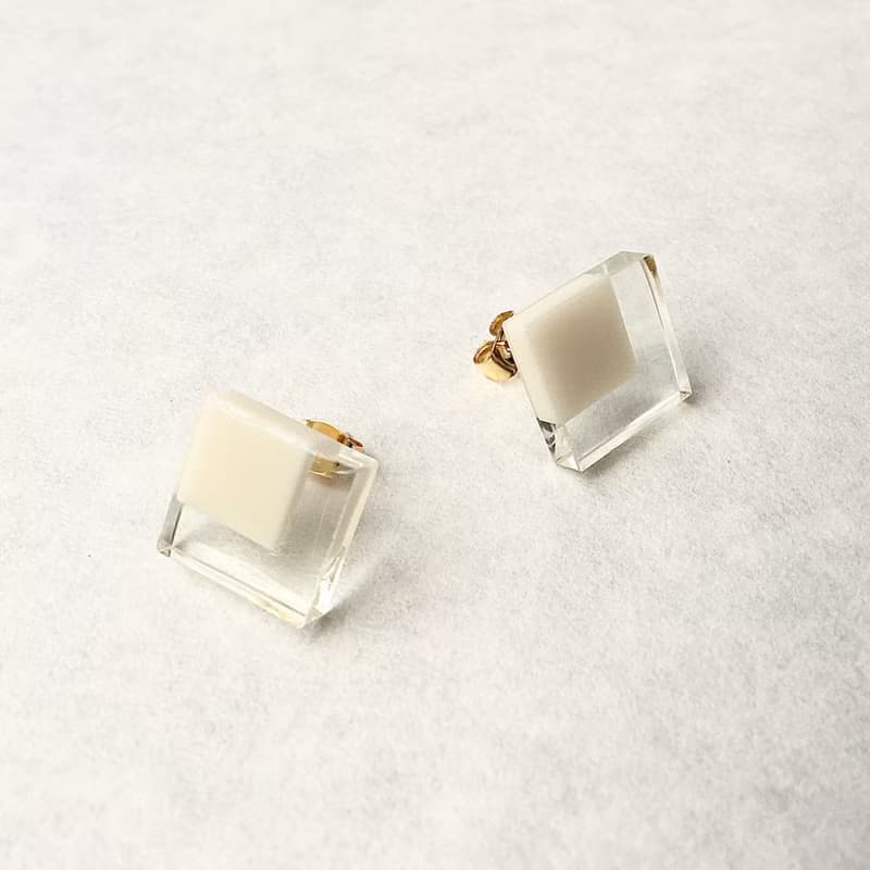クリアスクエア(オフホワイト)ピアス/イヤリング