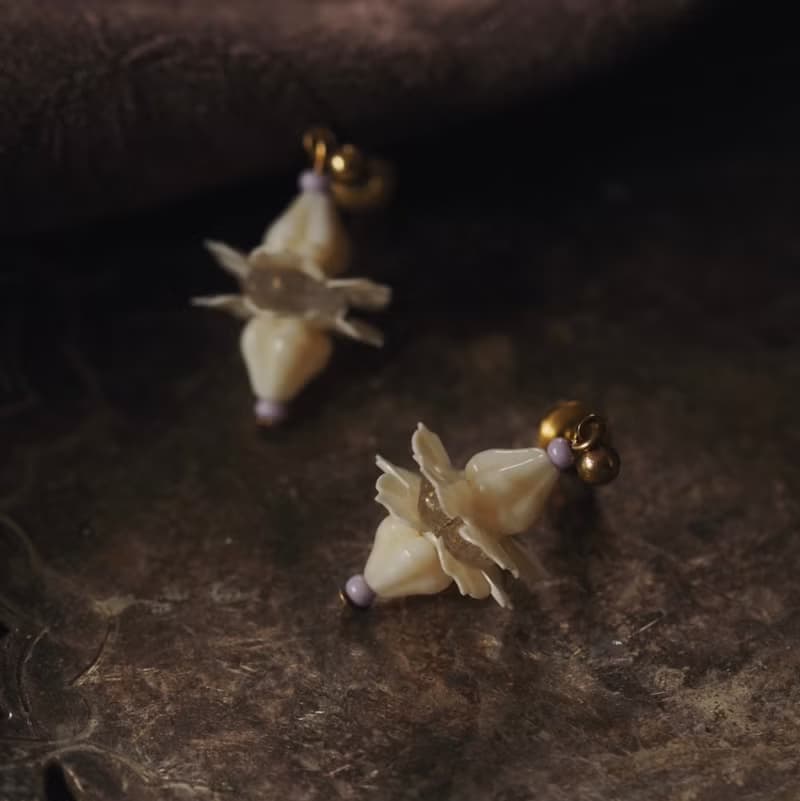古董奶油 亮片花型短耳環