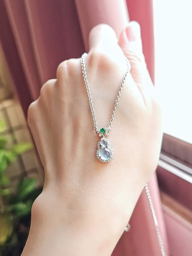 |迎財納福|A貨翡翠冰玻藍剛大蛋面7mm純銀鍍18k蝴蝶結葫蘆項鍊