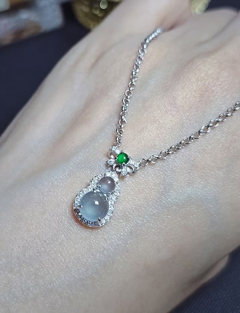 |迎財納福|A貨翡翠冰玻藍剛大蛋面7mm純銀鍍18k蝴蝶結葫蘆項鍊