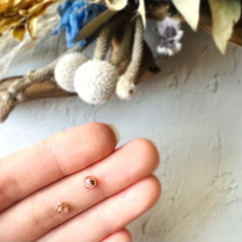 【再販】極小 ストロベリークォーツ 金継ぎ ピアス ノンホールピアス 小ぶり 小さい シンプル ピンク ゴールド 金 天然石 ギフト 贈り物 プレゼント 誕生日