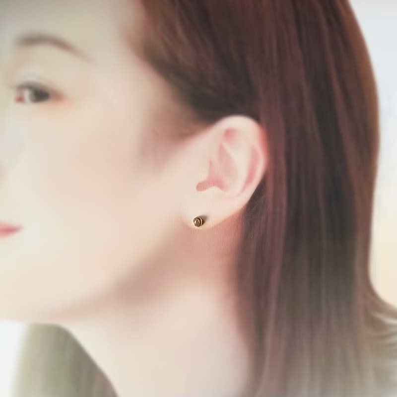 【再販】極小 ストロベリークォーツ 金継ぎ ピアス ノンホールピアス 小ぶり 小さい シンプル ピンク ゴールド 金 天然石 ギフト 贈り物 プレゼント 誕生日